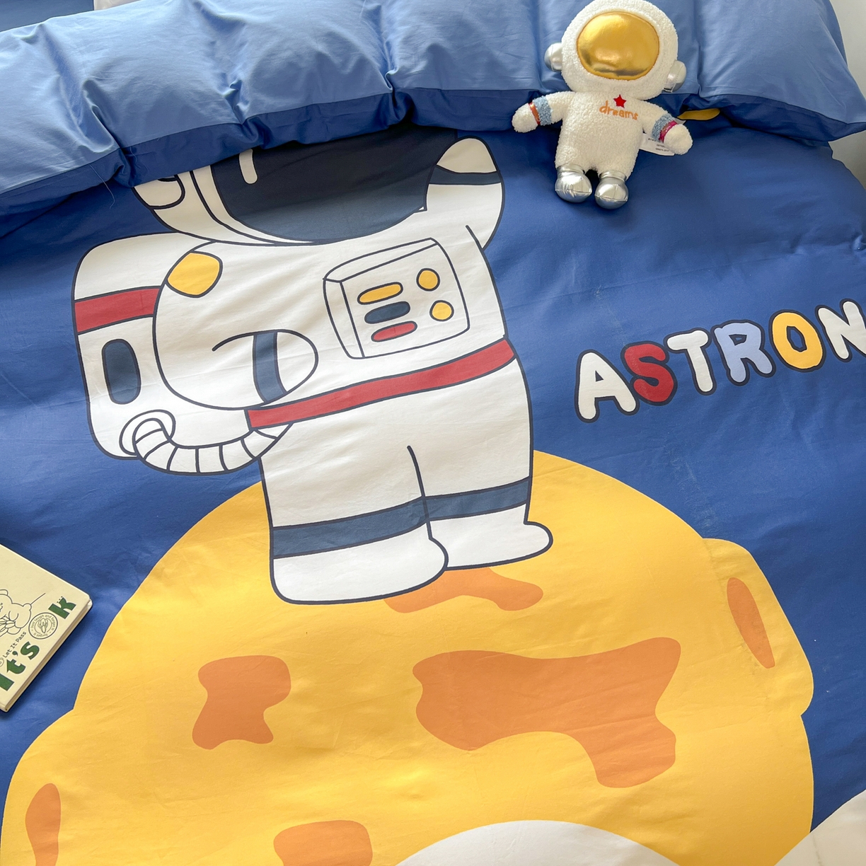 91家纺网 家纺一手货源 找家纺 孩子王 2025新款亲肤活性大版纯棉专版太空人卡通学生儿童宿舍四件套系列 月球漫步