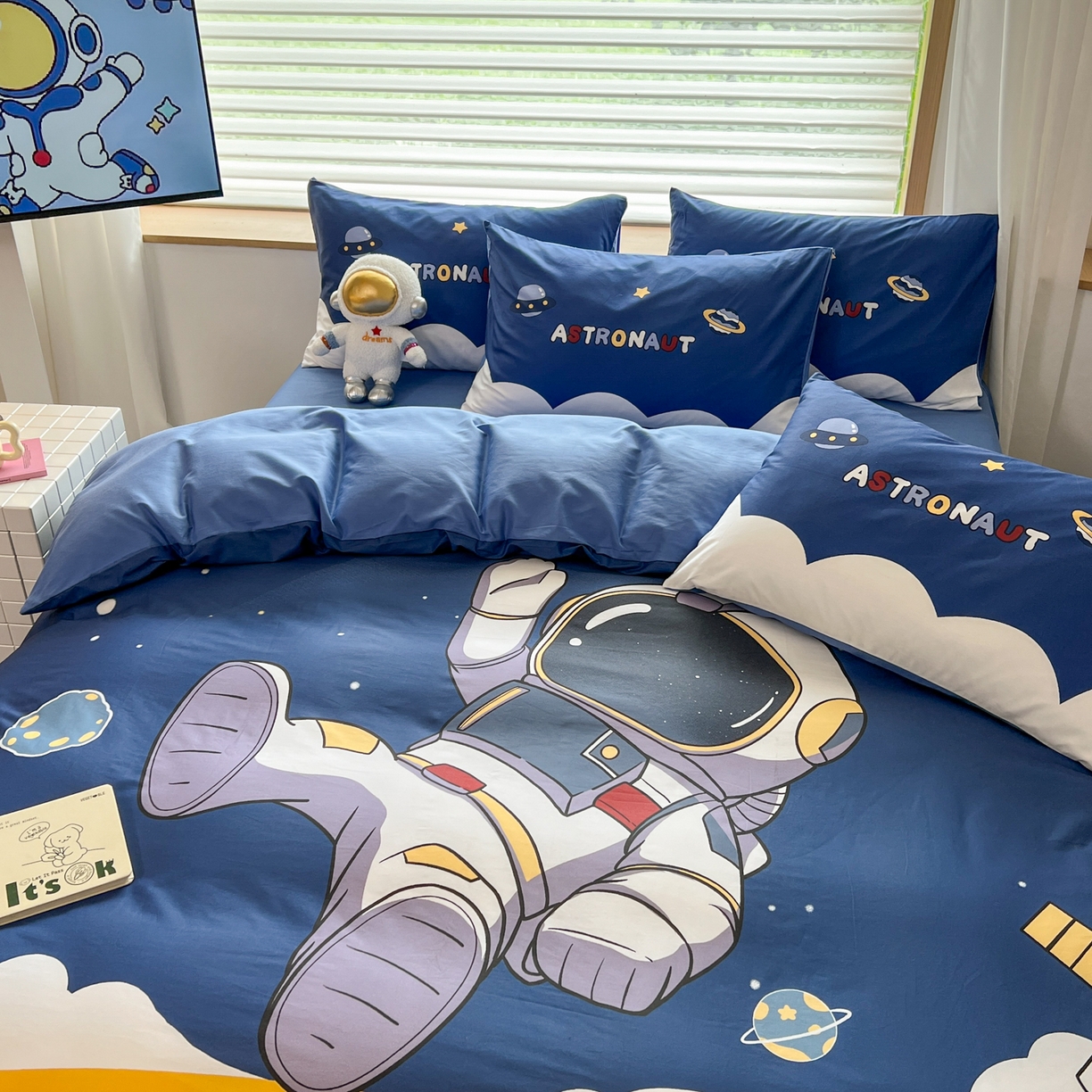 91家纺网 家纺一手货源 找家纺 孩子王 2025新款亲肤活性大版纯棉专版太空人卡通学生儿童宿舍四件套系列 银河漫游