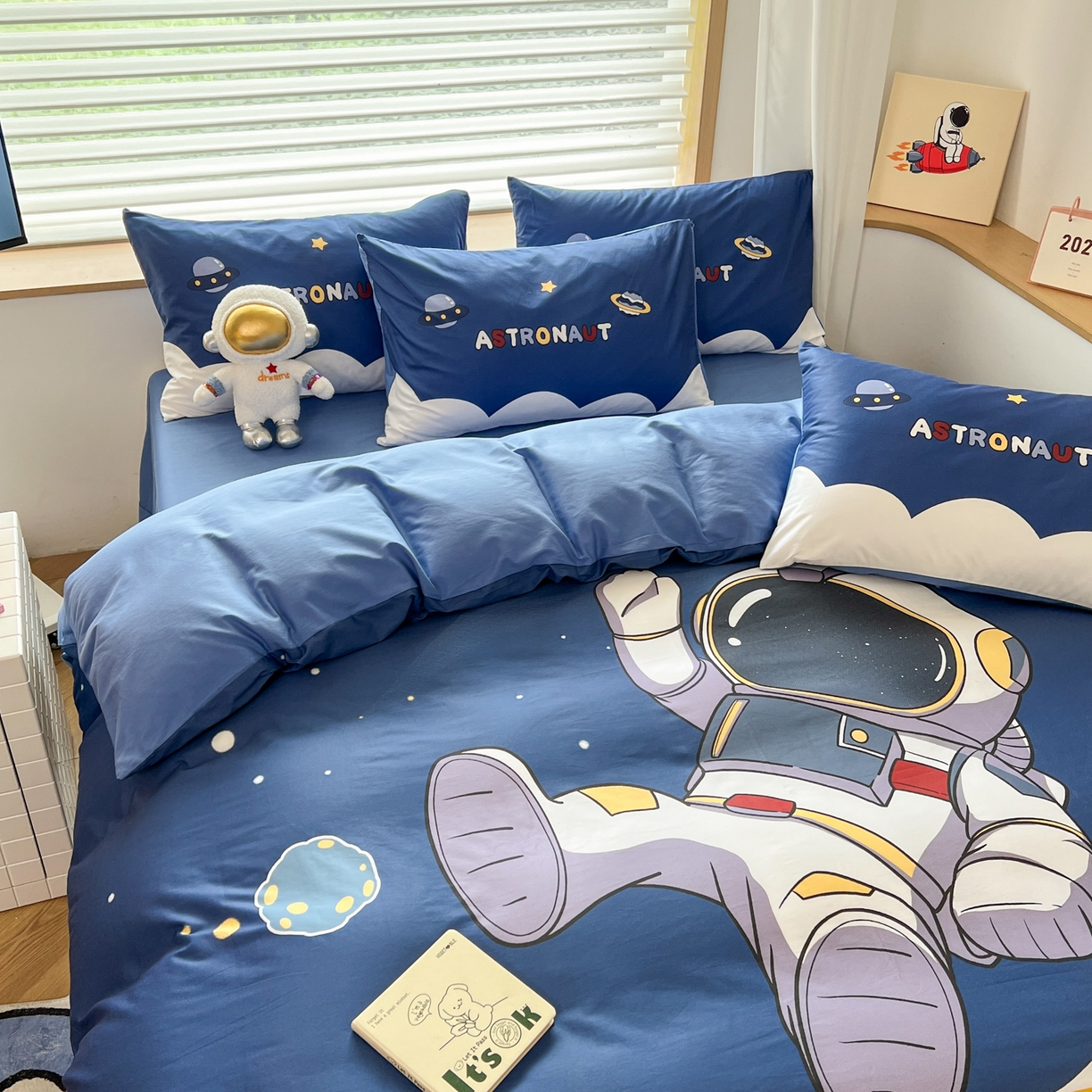 91家纺网 家纺一手货源 找家纺 孩子王 2025新款亲肤活性大版纯棉专版太空人卡通学生儿童宿舍四件套系列 银河漫游