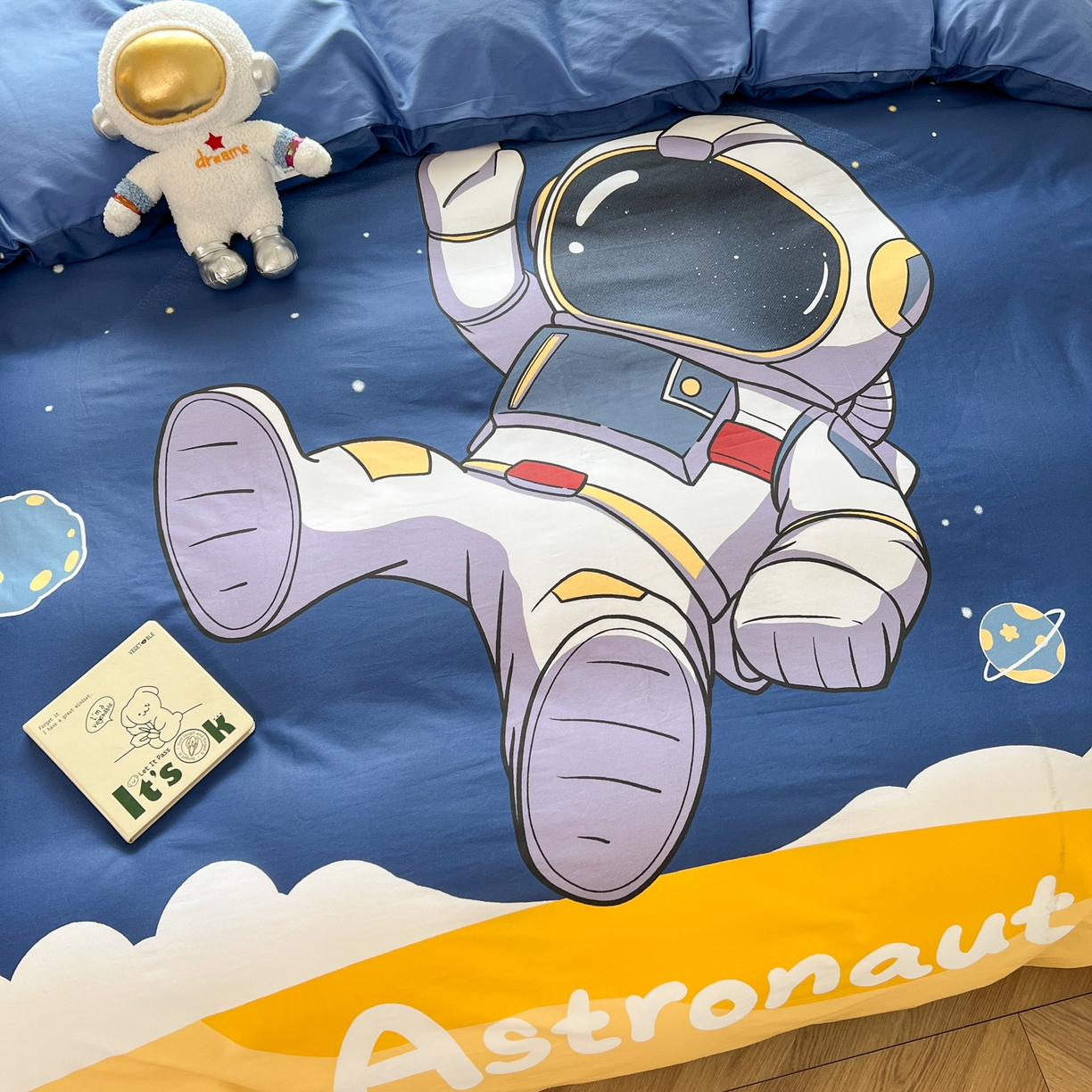 91家纺网 家纺一手货源 找家纺 孩子王 2025新款亲肤活性大版纯棉专版太空人卡通学生儿童宿舍四件套系列 银河漫游