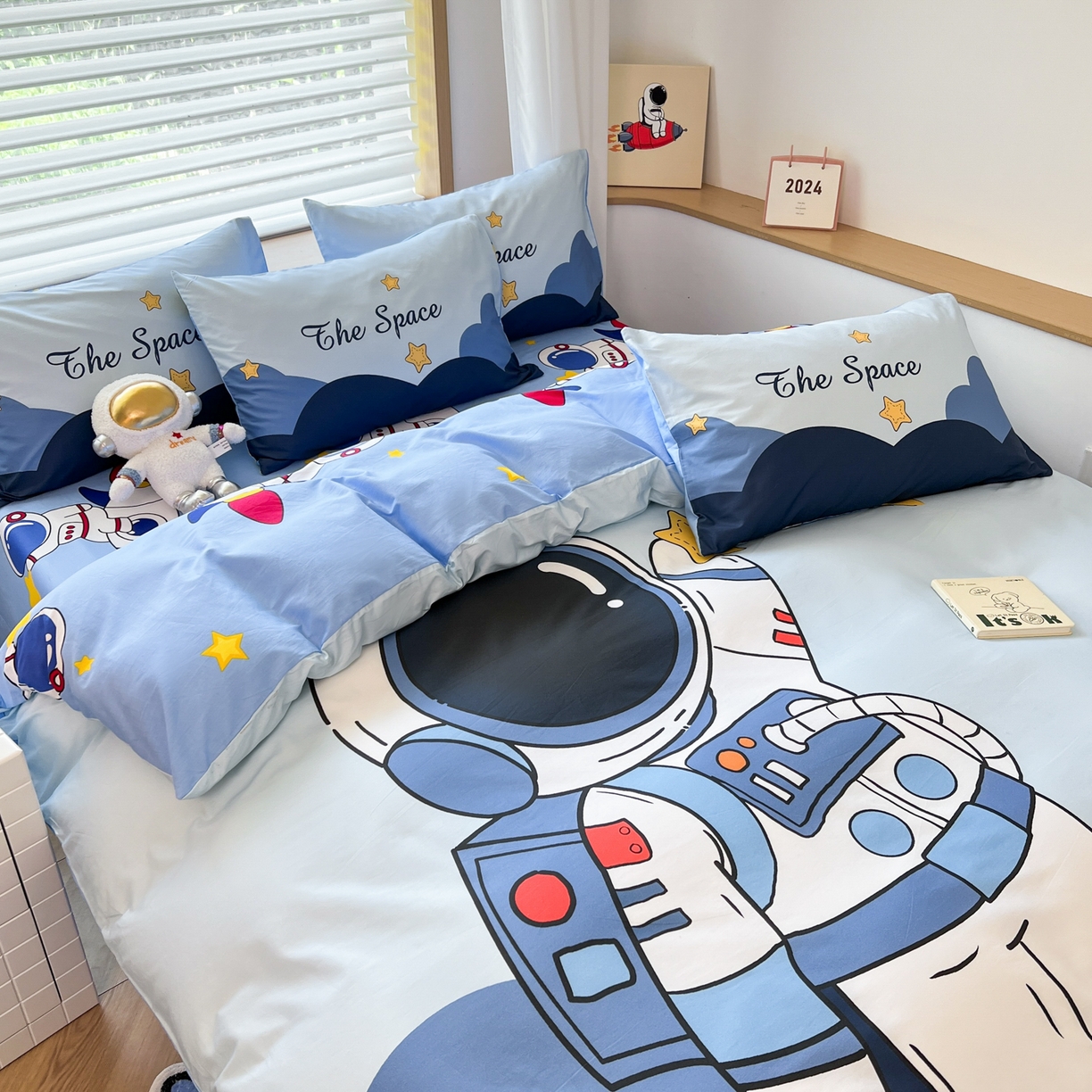 91家纺网 家纺一手货源 找家纺 孩子王 2025新款亲肤活性大版纯棉专版太空人卡通学生儿童宿舍四件套系列 宇航火箭