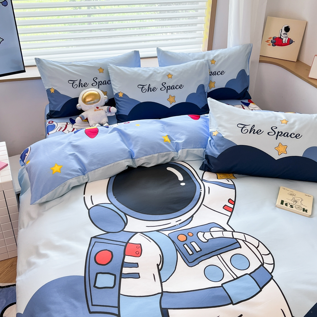 91家纺网 家纺一手货源 找家纺 孩子王 2025新款亲肤活性大版纯棉专版太空人卡通学生儿童宿舍四件套系列 宇航火箭