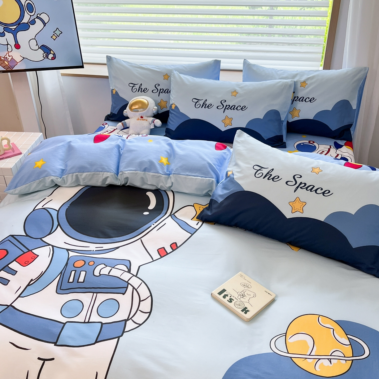 91家纺网 家纺一手货源 找家纺 孩子王 2025新款亲肤活性大版纯棉专版太空人卡通学生儿童宿舍四件套系列 宇航火箭