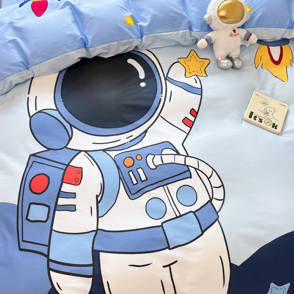 91家纺网 家纺一手货源 找家纺 孩子王 2025新款亲肤活性大版纯棉专版太空人卡通学生儿童宿舍四件套系列 宇航火箭