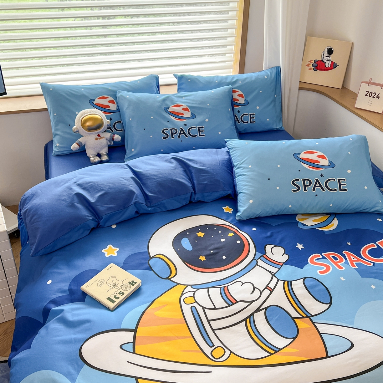 91家纺网 家纺一手货源 找家纺 孩子王 2025新款亲肤活性大版纯棉专版太空人卡通学生儿童宿舍四件套系列 太空旅行