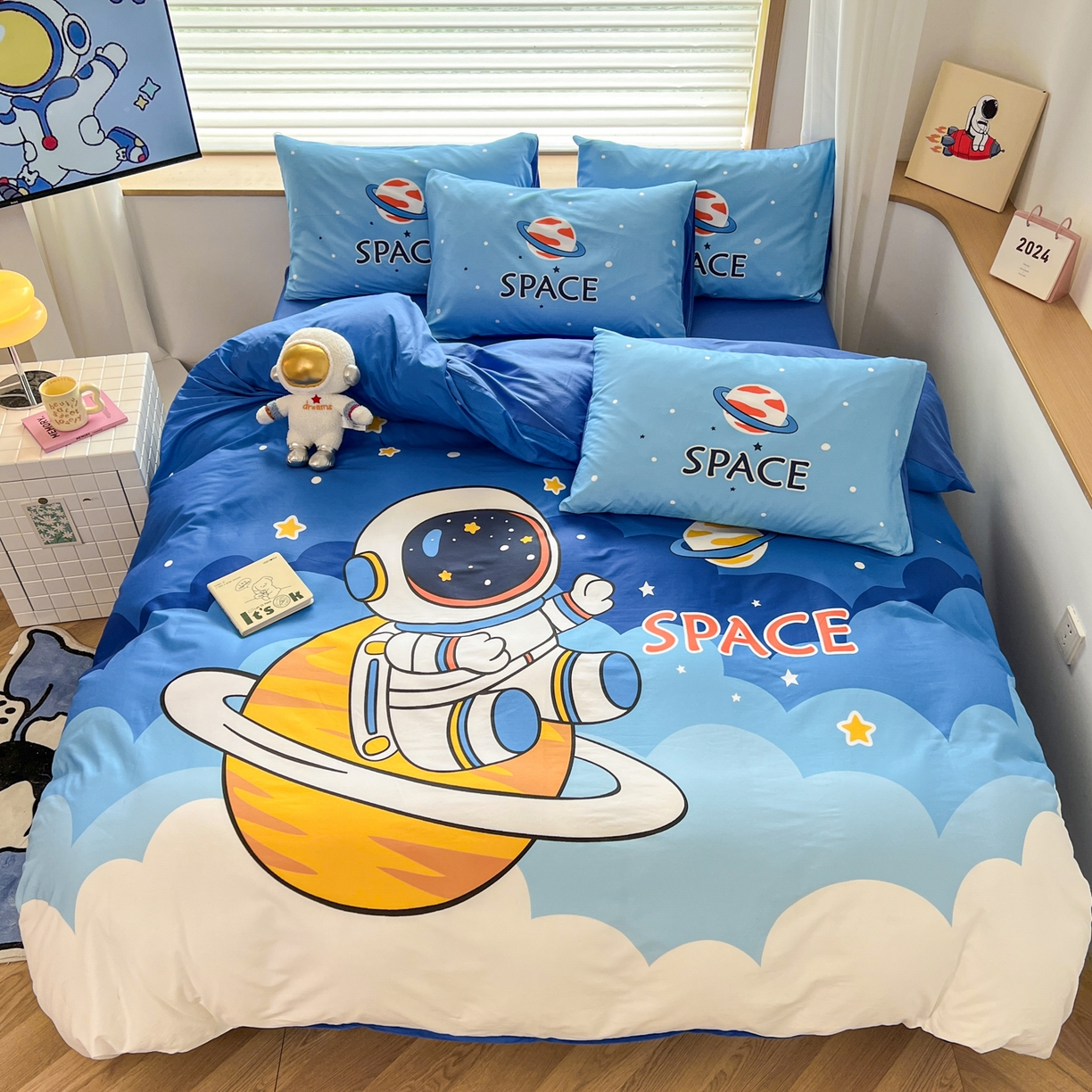 91家纺网 家纺一手货源 找家纺 孩子王 2025新款亲肤活性大版纯棉专版太空人卡通学生儿童宿舍四件套系列 太空旅行