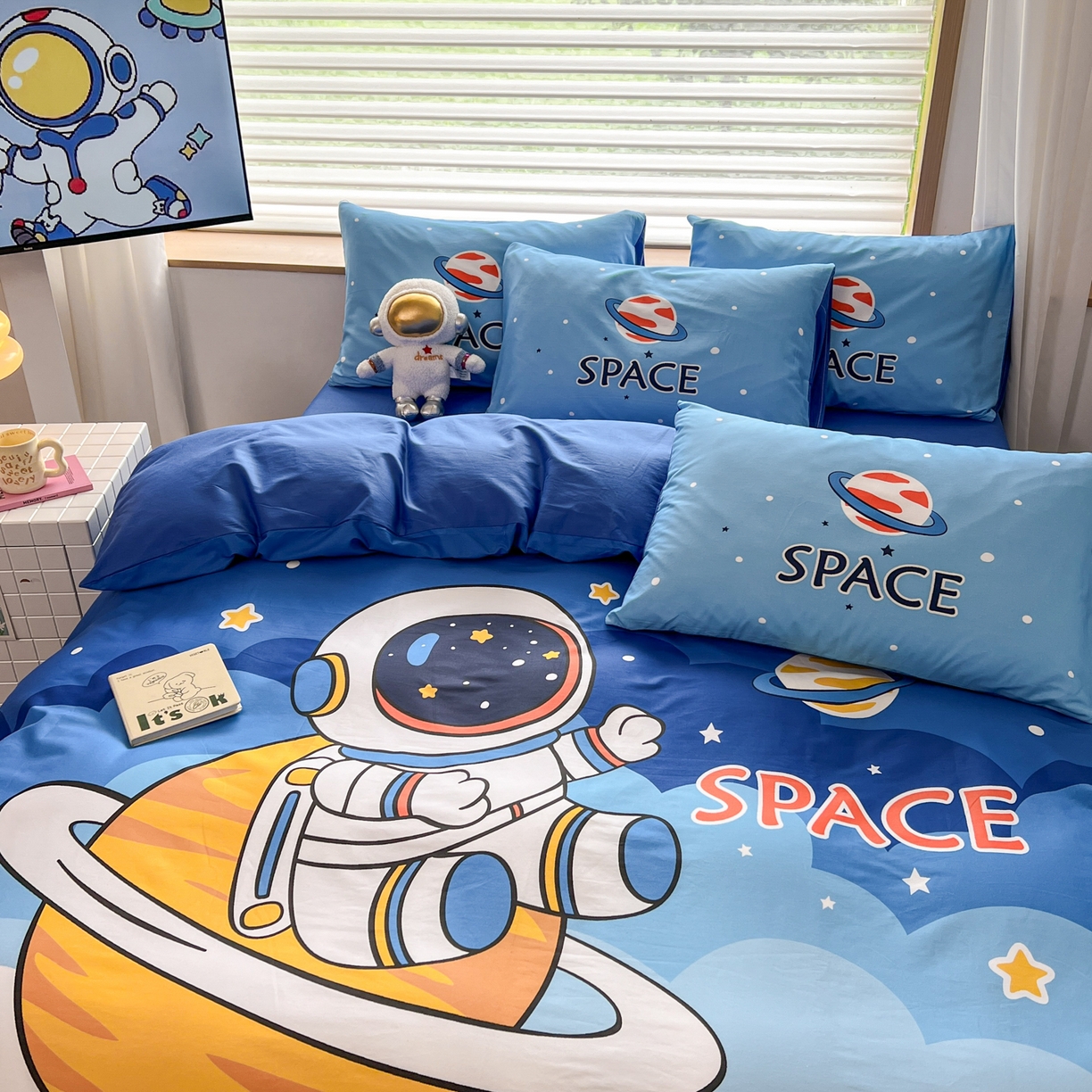 91家纺网 家纺一手货源 找家纺 孩子王 2025新款亲肤活性大版纯棉专版太空人卡通学生儿童宿舍四件套系列 太空旅行