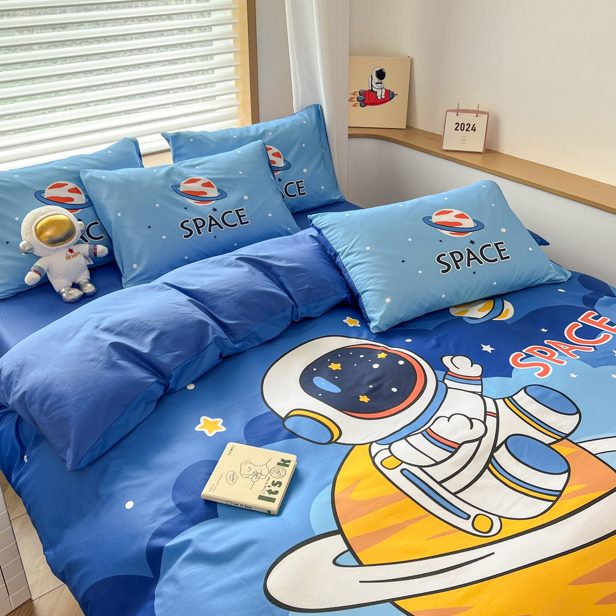 91家纺网 家纺一手货源 找家纺 孩子王 2025新款亲肤活性大版纯棉专版太空人卡通学生儿童宿舍四件套系列 太空旅行