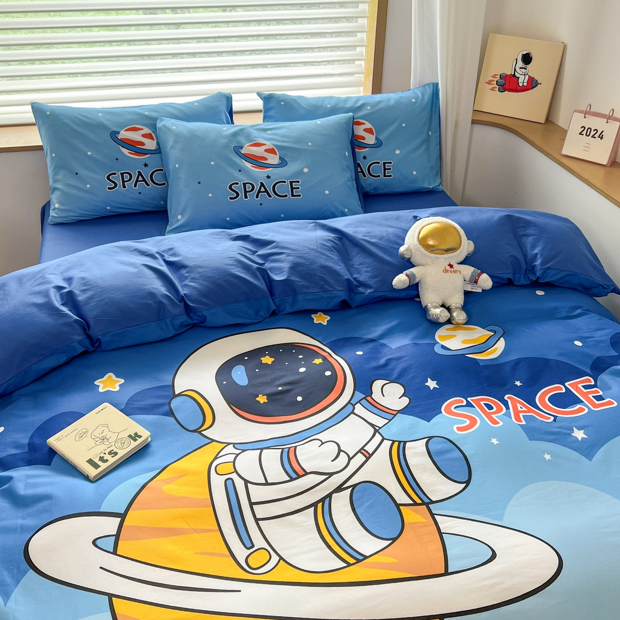 91家纺网 家纺一手货源 找家纺 孩子王 2025新款亲肤活性大版纯棉专版太空人卡通学生儿童宿舍四件套系列 太空旅行