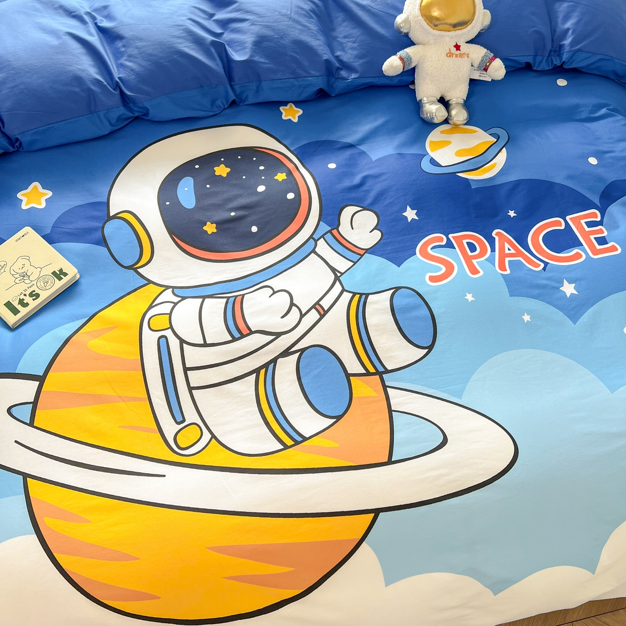 91家纺网 家纺一手货源 找家纺 孩子王 2025新款亲肤活性大版纯棉专版太空人卡通学生儿童宿舍四件套系列 太空旅行