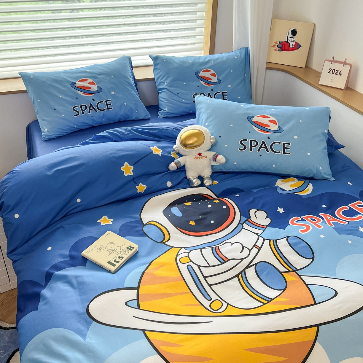 91家纺网 家纺一手货源 找家纺 孩子王 2025新款亲肤活性大版纯棉专版太空人卡通学生儿童宿舍四件套系列 太空旅行