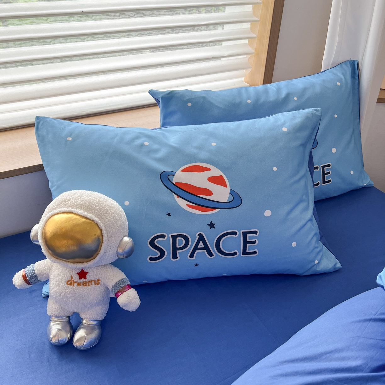 91家纺网 家纺一手货源 找家纺 孩子王 2025新款亲肤活性大版纯棉专版太空人卡通学生儿童宿舍四件套系列 太空旅行