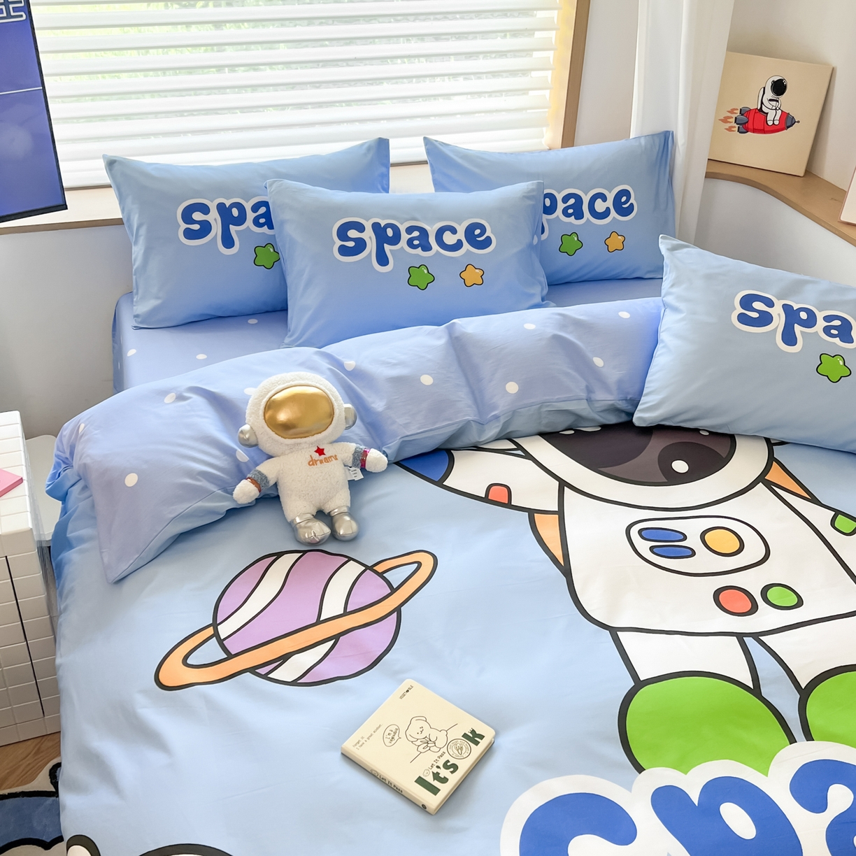 91家纺网 家纺一手货源 找家纺 孩子王 2025新款亲肤活性大版纯棉专版太空人卡通学生儿童宿舍四件套系列 太空星球
