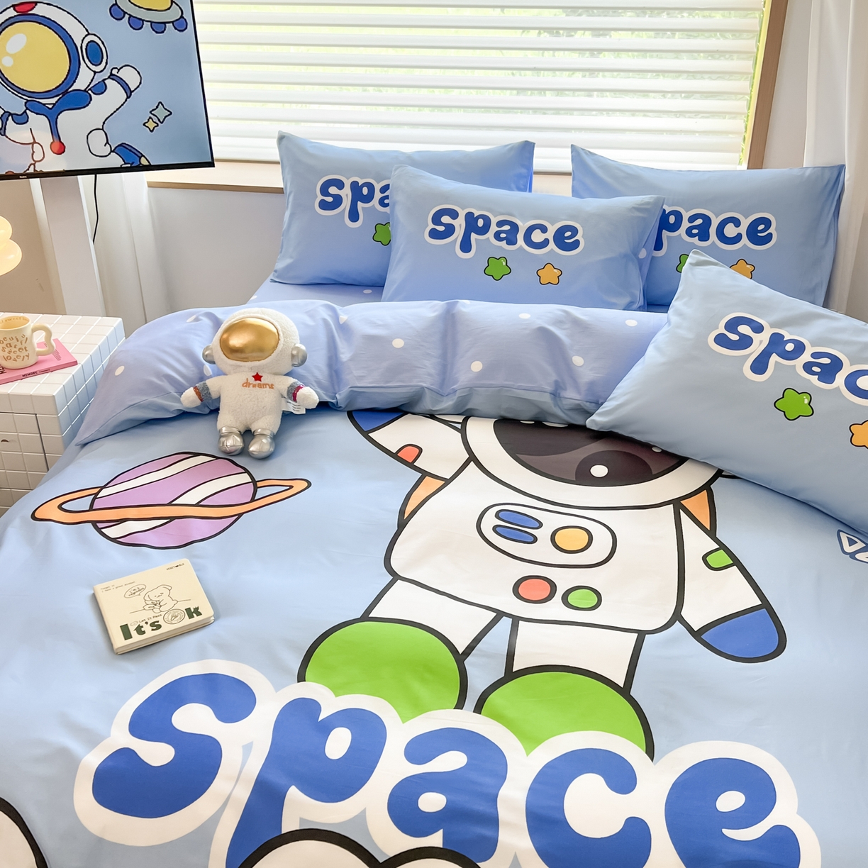 91家纺网 家纺一手货源 找家纺 孩子王 2025新款亲肤活性大版纯棉专版太空人卡通学生儿童宿舍四件套系列 太空星球