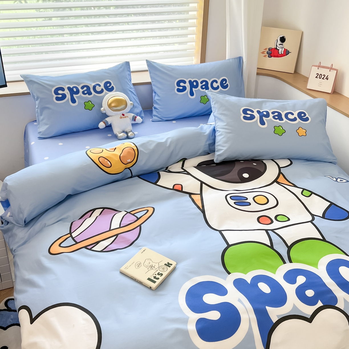 91家纺网 家纺一手货源 找家纺 孩子王 2025新款亲肤活性大版纯棉专版太空人卡通学生儿童宿舍四件套系列 太空星球