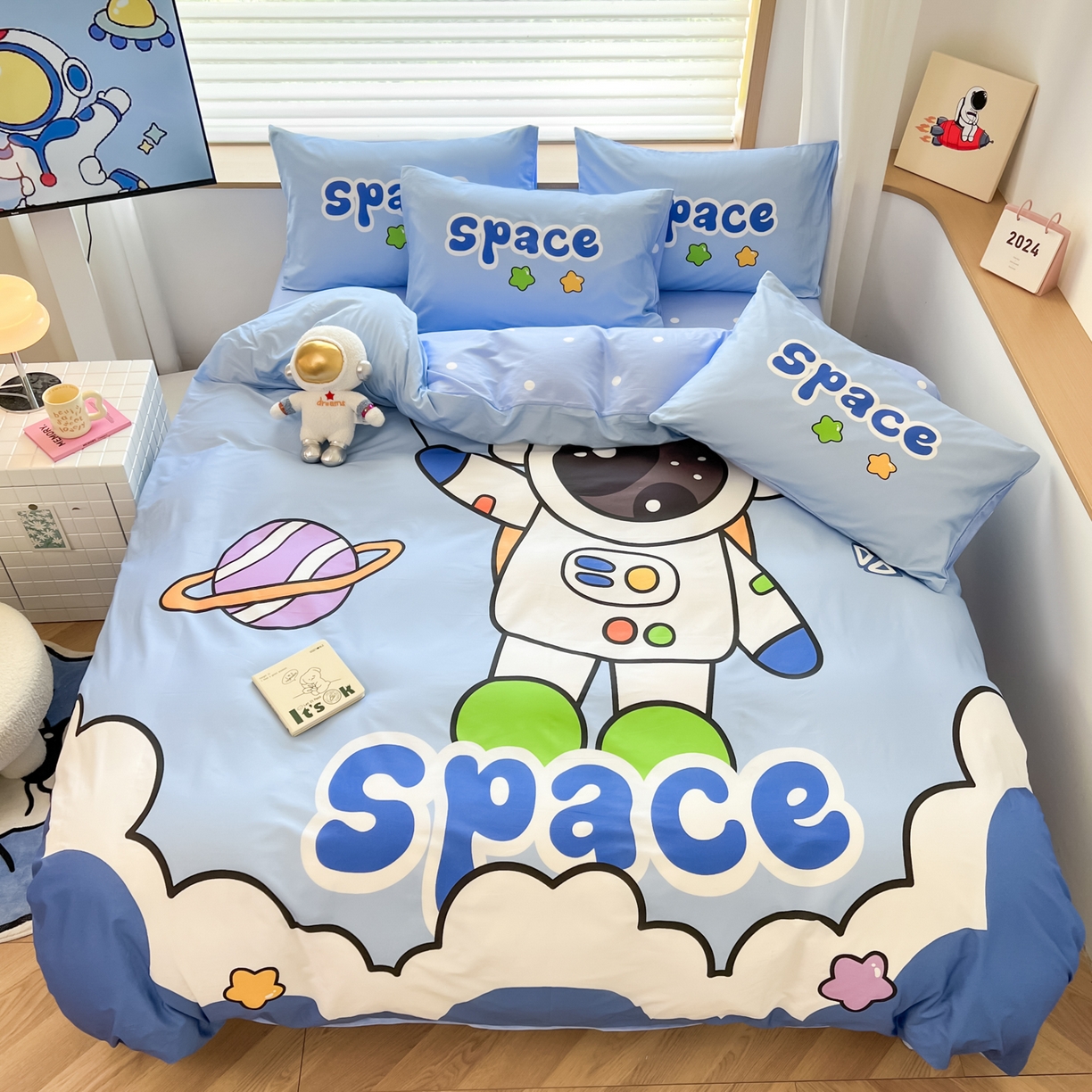 91家纺网 家纺一手货源 找家纺 孩子王 2025新款亲肤活性大版纯棉专版太空人卡通学生儿童宿舍四件套系列 太空星球