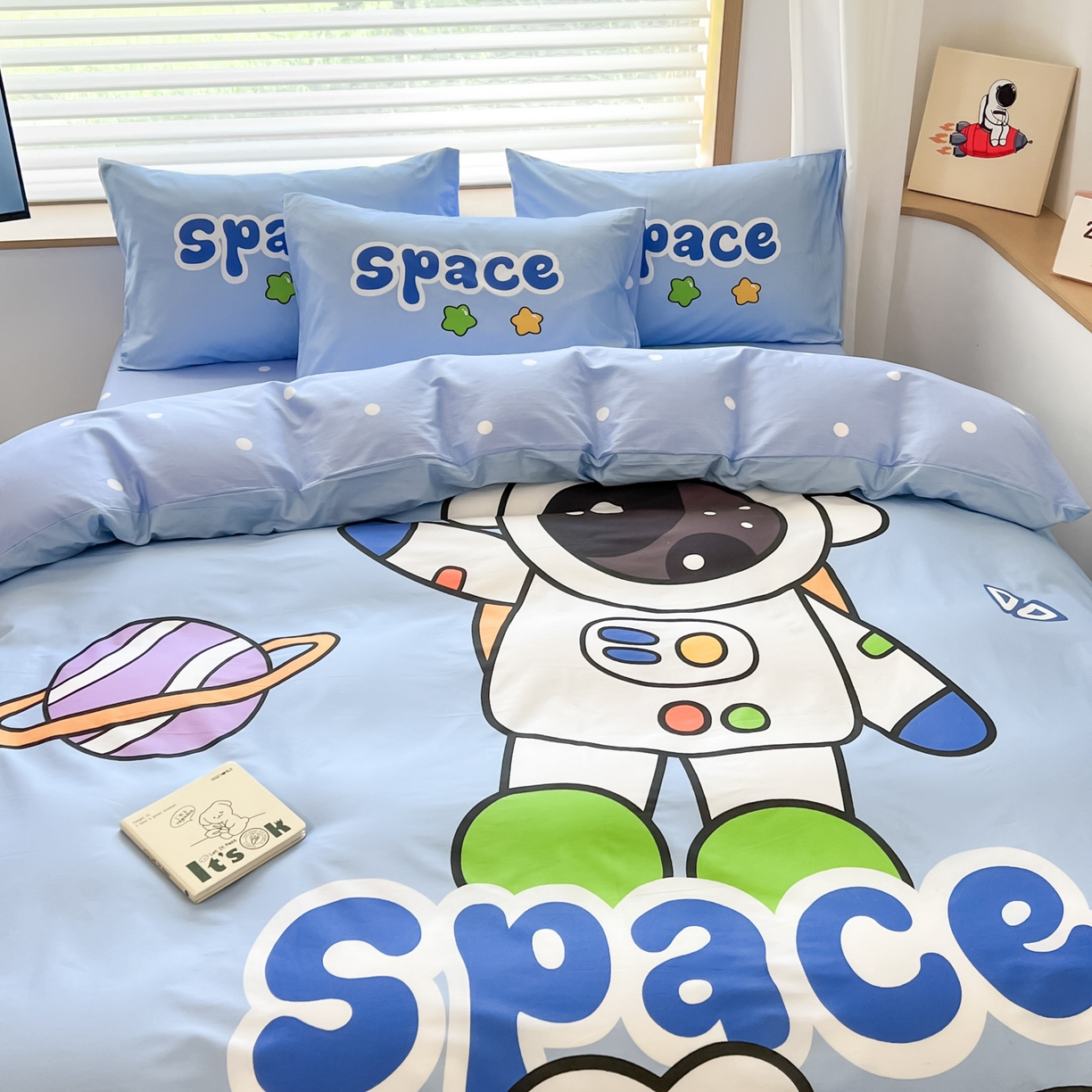 91家纺网 家纺一手货源 找家纺 孩子王 2025新款亲肤活性大版纯棉专版太空人卡通学生儿童宿舍四件套系列 太空星球