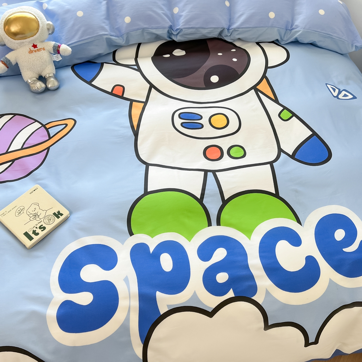 91家纺网 家纺一手货源 找家纺 孩子王 2025新款亲肤活性大版纯棉专版太空人卡通学生儿童宿舍四件套系列 太空星球