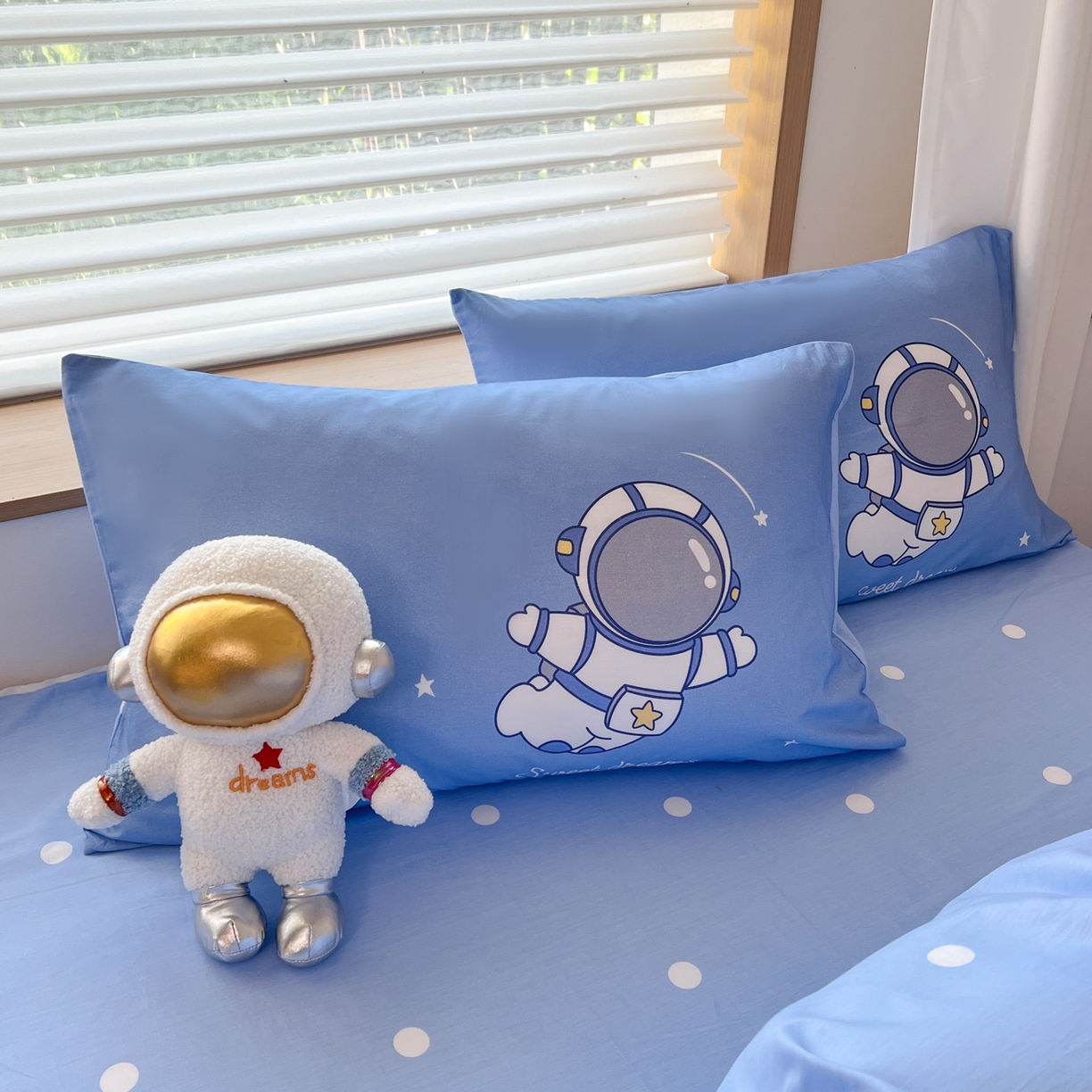 91家纺网 家纺一手货源 找家纺 孩子王 2025新款亲肤活性大版纯棉专版太空人卡通学生儿童宿舍四件套系列 快乐星球