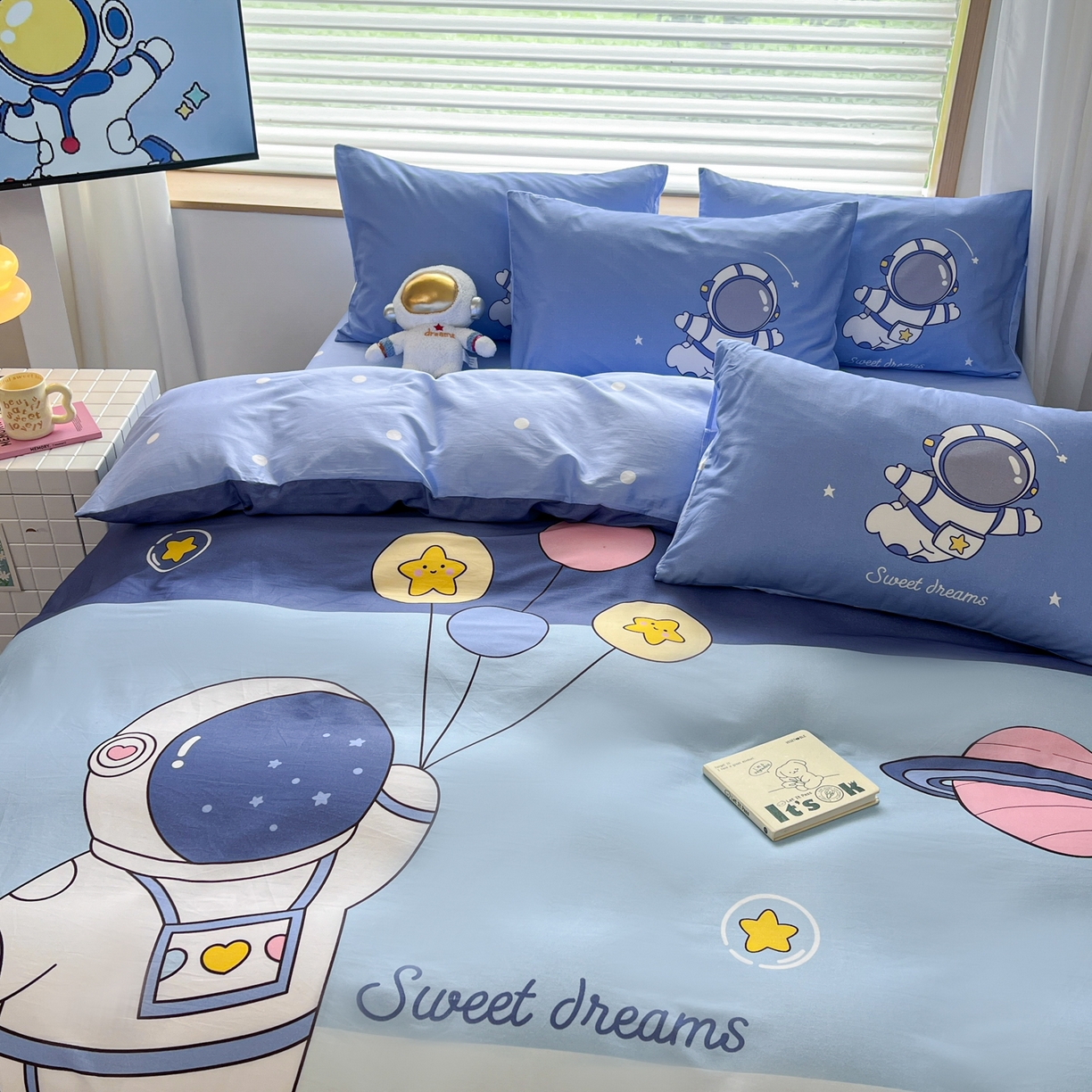 91家纺网 家纺一手货源 找家纺 孩子王 2025新款亲肤活性大版纯棉专版太空人卡通学生儿童宿舍四件套系列 快乐星球