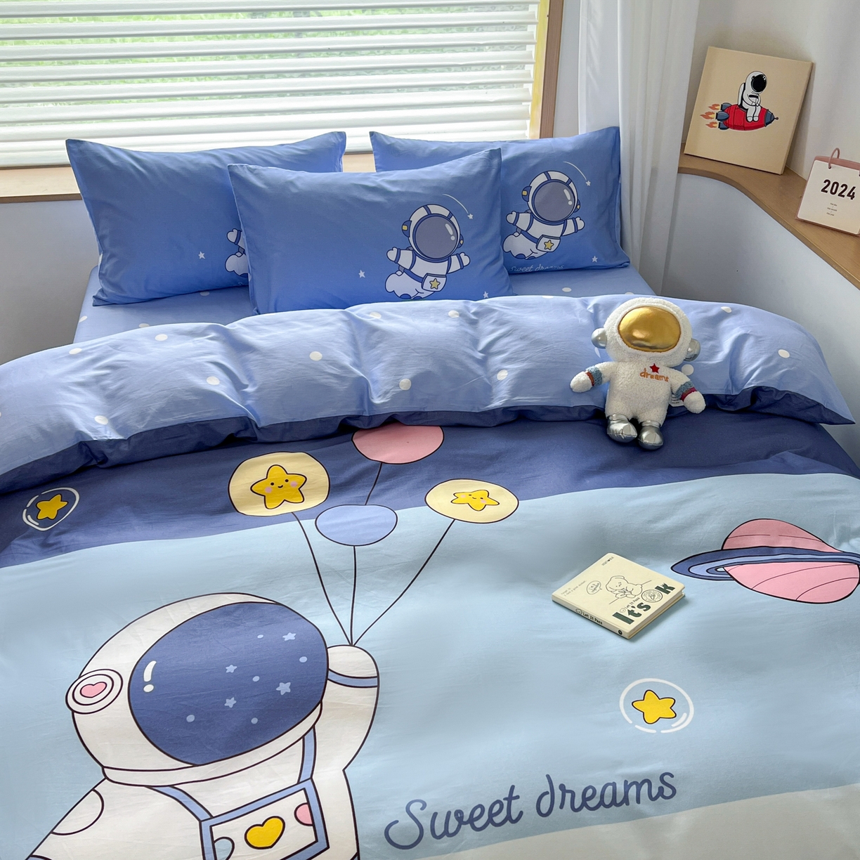 91家纺网 家纺一手货源 找家纺 孩子王 2025新款亲肤活性大版纯棉专版太空人卡通学生儿童宿舍四件套系列 快乐星球
