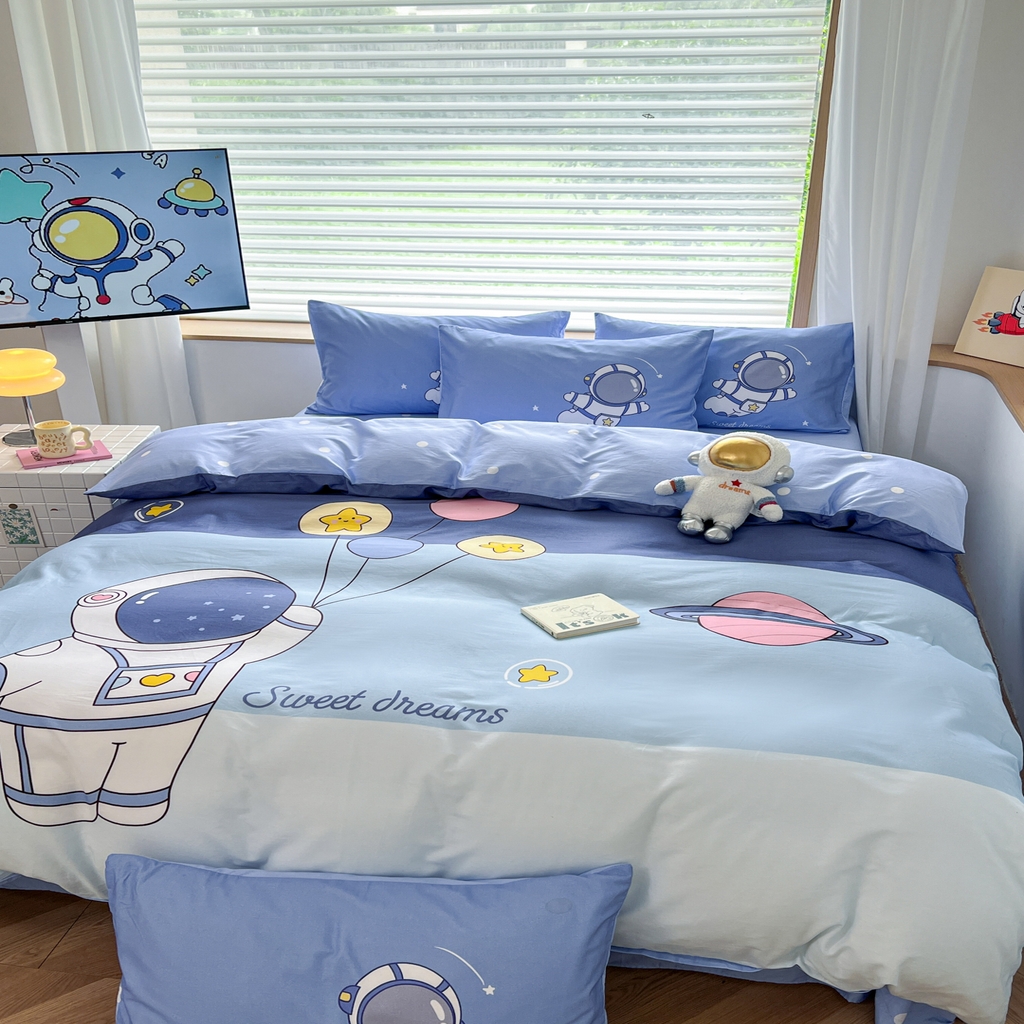 91家纺网 家纺一手货源 找家纺 孩子王 2025新款亲肤活性大版纯棉专版太空人卡通学生儿童宿舍四件套系列 快乐星球