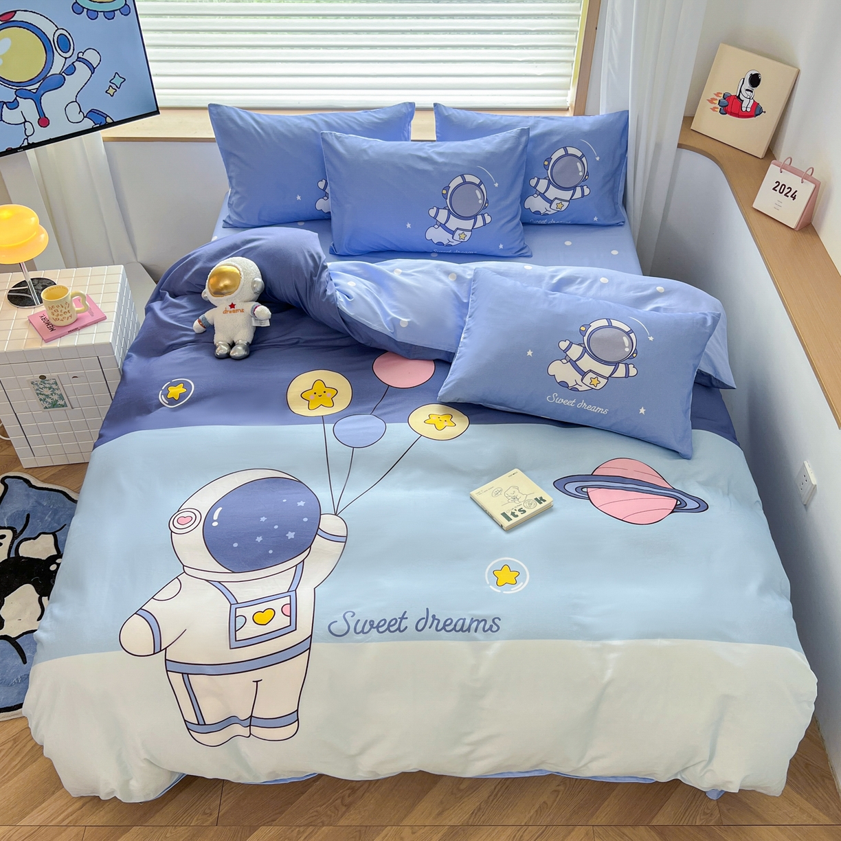 91家纺网 家纺一手货源 找家纺 孩子王 2025新款亲肤活性大版纯棉专版太空人卡通学生儿童宿舍四件套系列 快乐星球