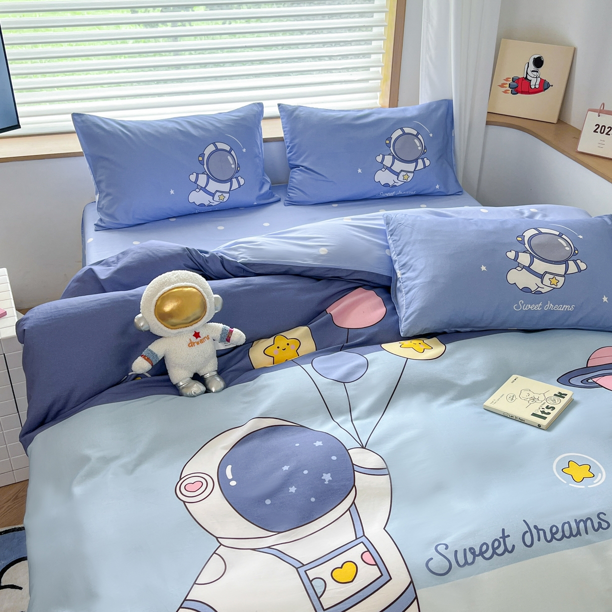 91家纺网 家纺一手货源 找家纺 孩子王 2025新款亲肤活性大版纯棉专版太空人卡通学生儿童宿舍四件套系列 快乐星球