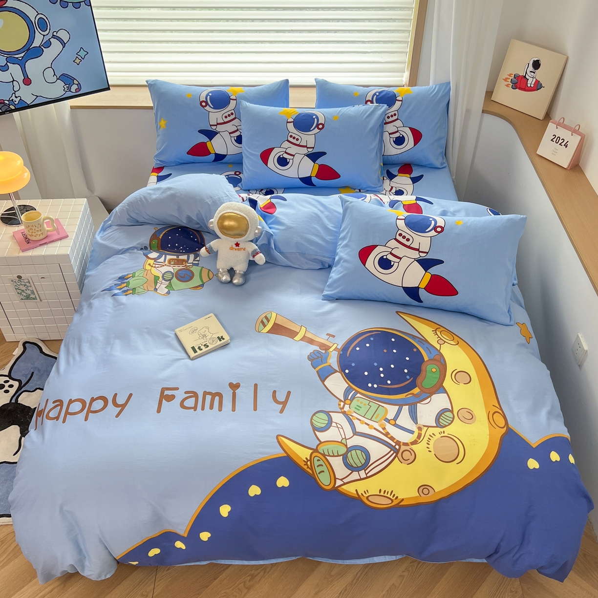 91家纺网 家纺一手货源 找家纺 孩子王 2025新款亲肤活性大版纯棉专版太空人卡通学生儿童宿舍四件套系列 流浪月球