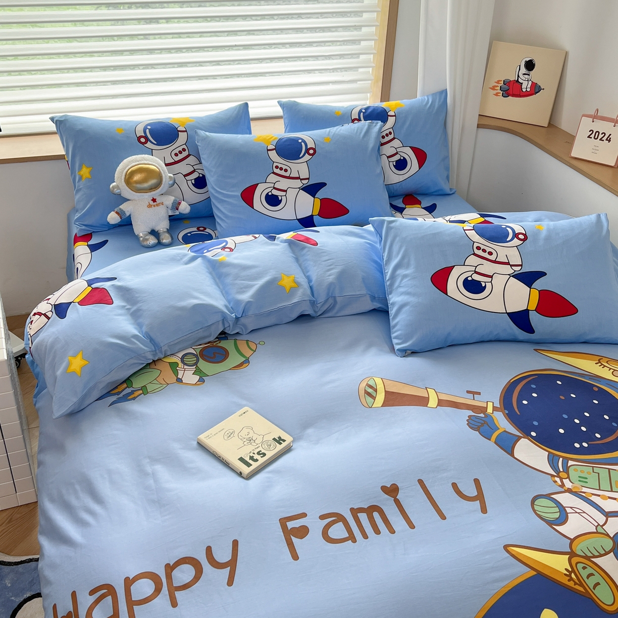 91家纺网 家纺一手货源 找家纺 孩子王 2025新款亲肤活性大版纯棉专版太空人卡通学生儿童宿舍四件套系列 流浪月球