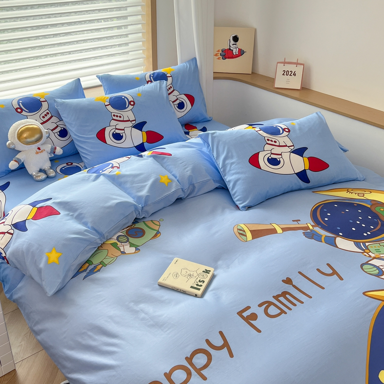 91家纺网 家纺一手货源 找家纺 孩子王 2025新款亲肤活性大版纯棉专版太空人卡通学生儿童宿舍四件套系列 流浪月球