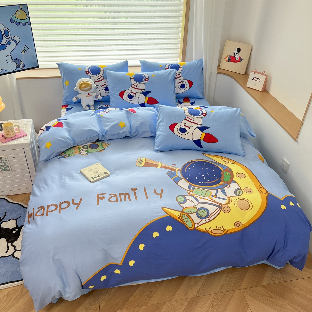 91家纺网 家纺一手货源 找家纺 孩子王 2025新款亲肤活性大版纯棉专版太空人卡通学生儿童宿舍四件套系列 流浪月球