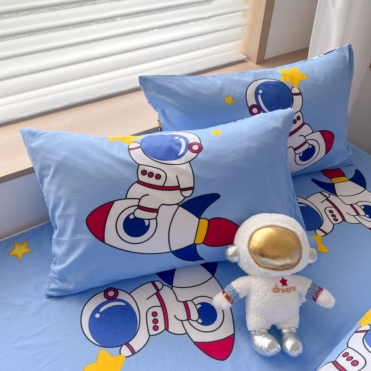 91家纺网 家纺一手货源 找家纺 孩子王 2025新款亲肤活性大版纯棉专版太空人卡通学生儿童宿舍四件套系列 流浪月球