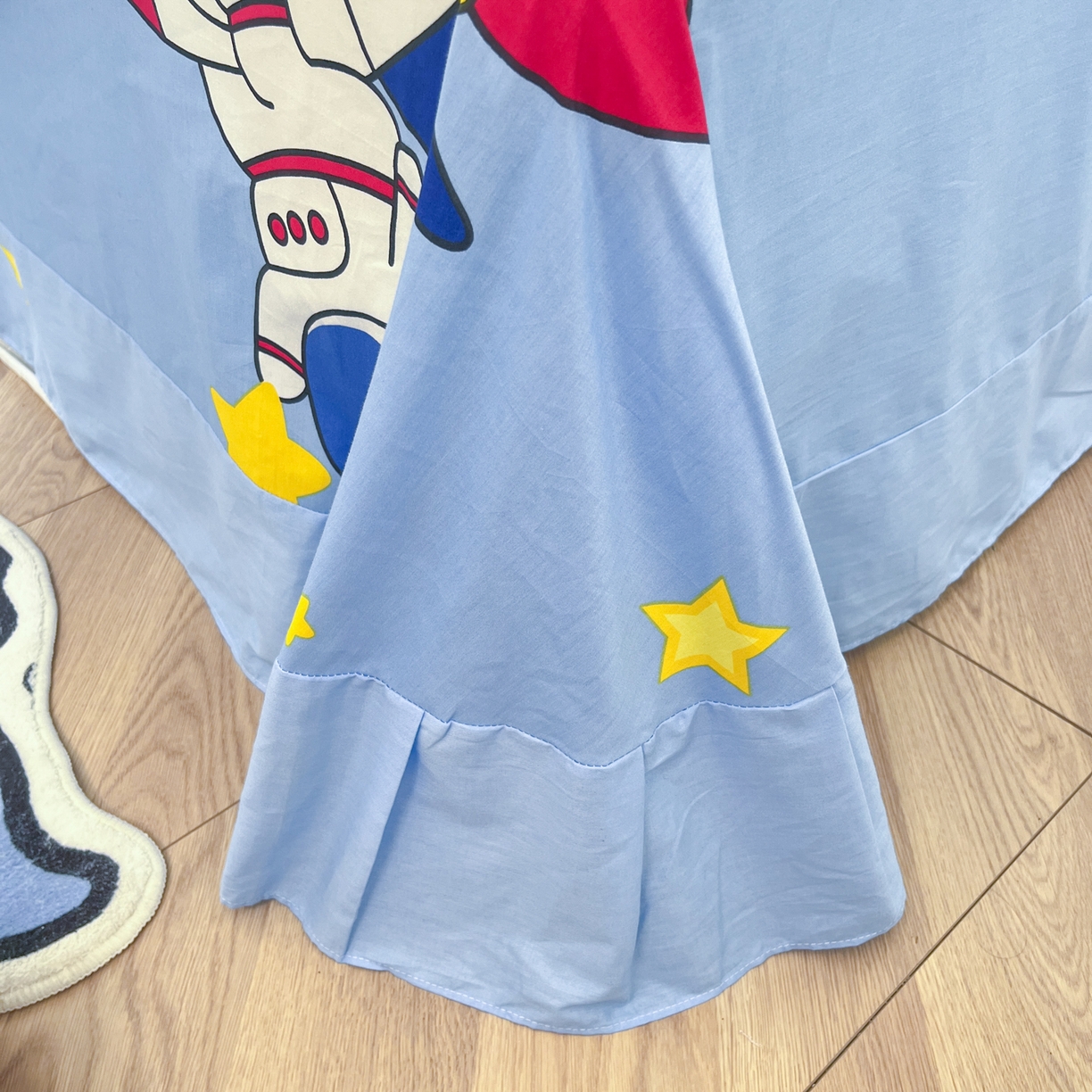 91家纺网 家纺一手货源 找家纺 孩子王 2025新款亲肤活性大版纯棉专版太空人卡通学生儿童宿舍四件套系列 流浪月球