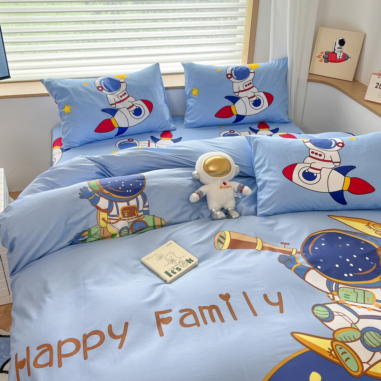 91家纺网 家纺一手货源 找家纺 孩子王 2025新款亲肤活性大版纯棉专版太空人卡通学生儿童宿舍四件套系列 流浪月球