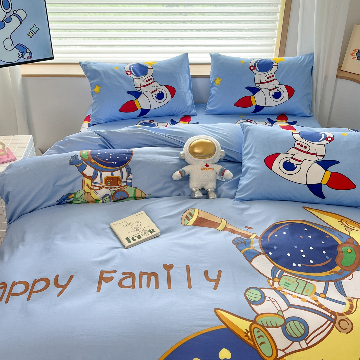 91家纺网 家纺一手货源 找家纺 孩子王 2025新款亲肤活性大版纯棉专版太空人卡通学生儿童宿舍四件套系列 流浪月球