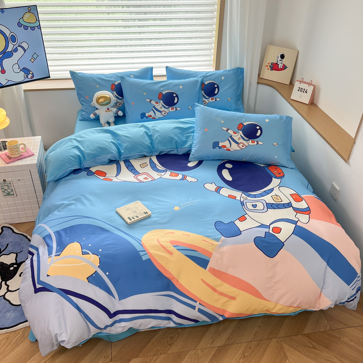 91家纺网 家纺一手货源 找家纺 孩子王 2025新款亲肤活性大版纯棉专版太空人卡通学生儿童宿舍四件套系列 遨游太空