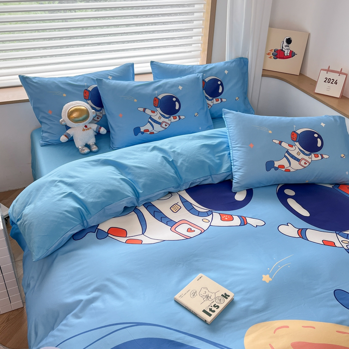 91家纺网 家纺一手货源 找家纺 孩子王 2025新款亲肤活性大版纯棉专版太空人卡通学生儿童宿舍四件套系列 遨游太空