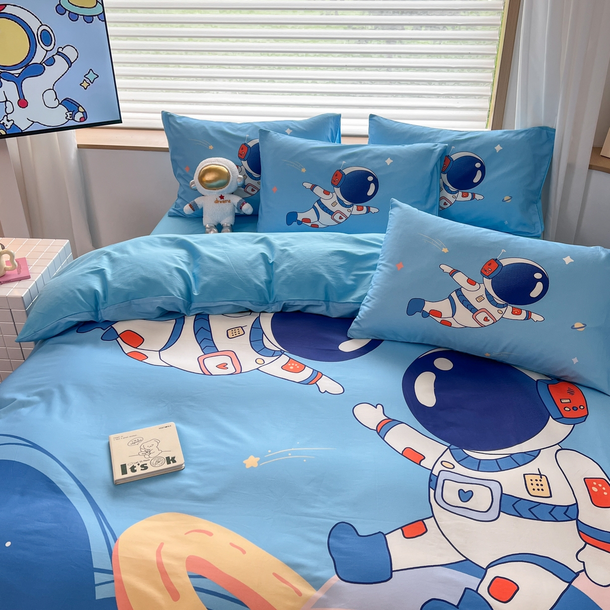 91家纺网 家纺一手货源 找家纺 孩子王 2025新款亲肤活性大版纯棉专版太空人卡通学生儿童宿舍四件套系列 遨游太空
