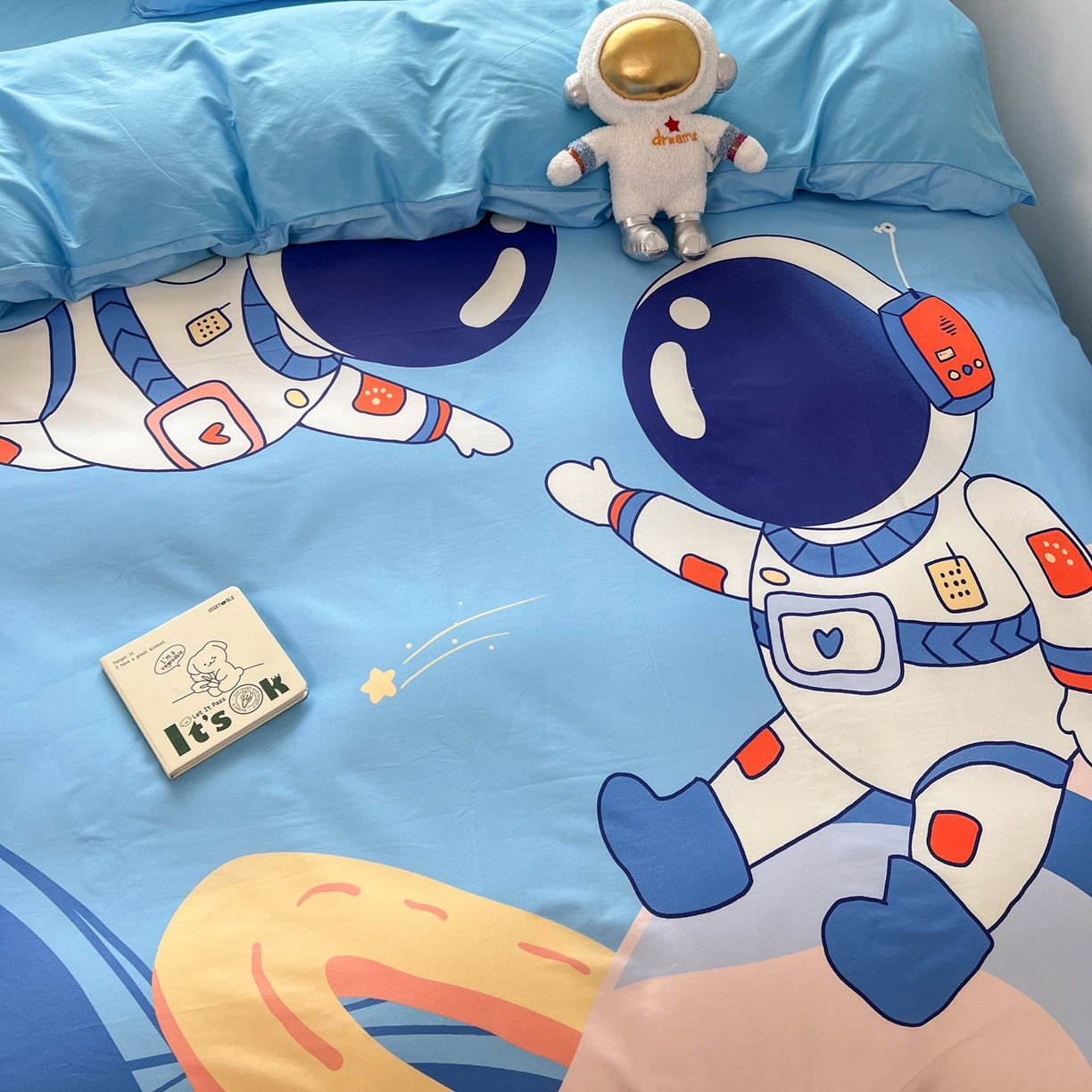 91家纺网 家纺一手货源 找家纺 孩子王 2025新款亲肤活性大版纯棉专版太空人卡通学生儿童宿舍四件套系列 遨游太空