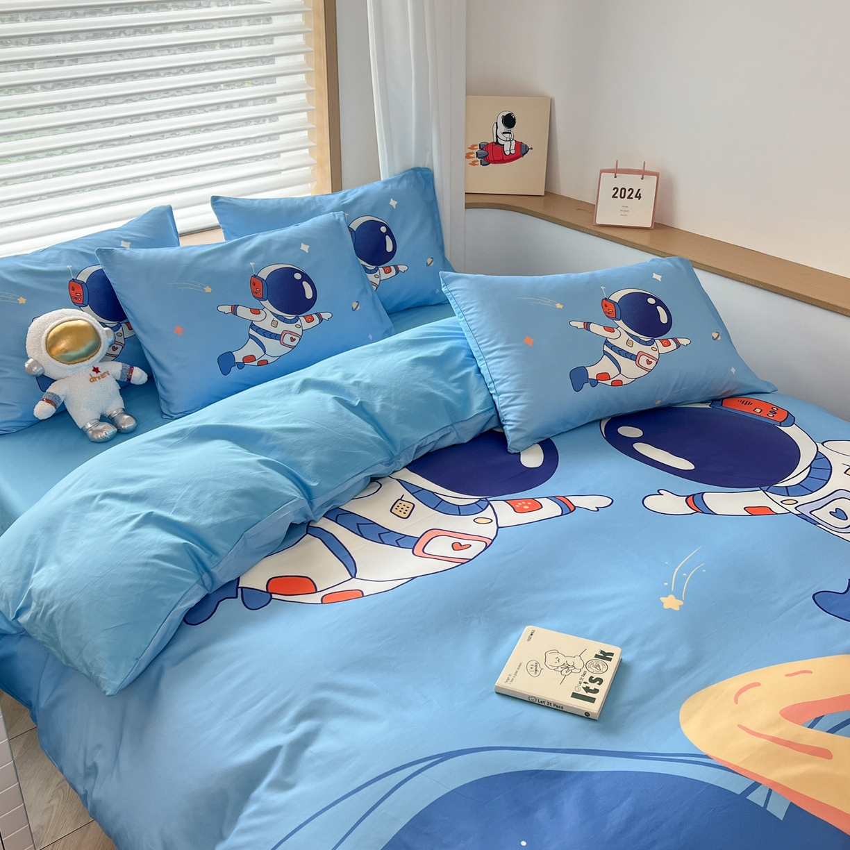 91家纺网 家纺一手货源 找家纺 孩子王 2025新款亲肤活性大版纯棉专版太空人卡通学生儿童宿舍四件套系列 遨游太空