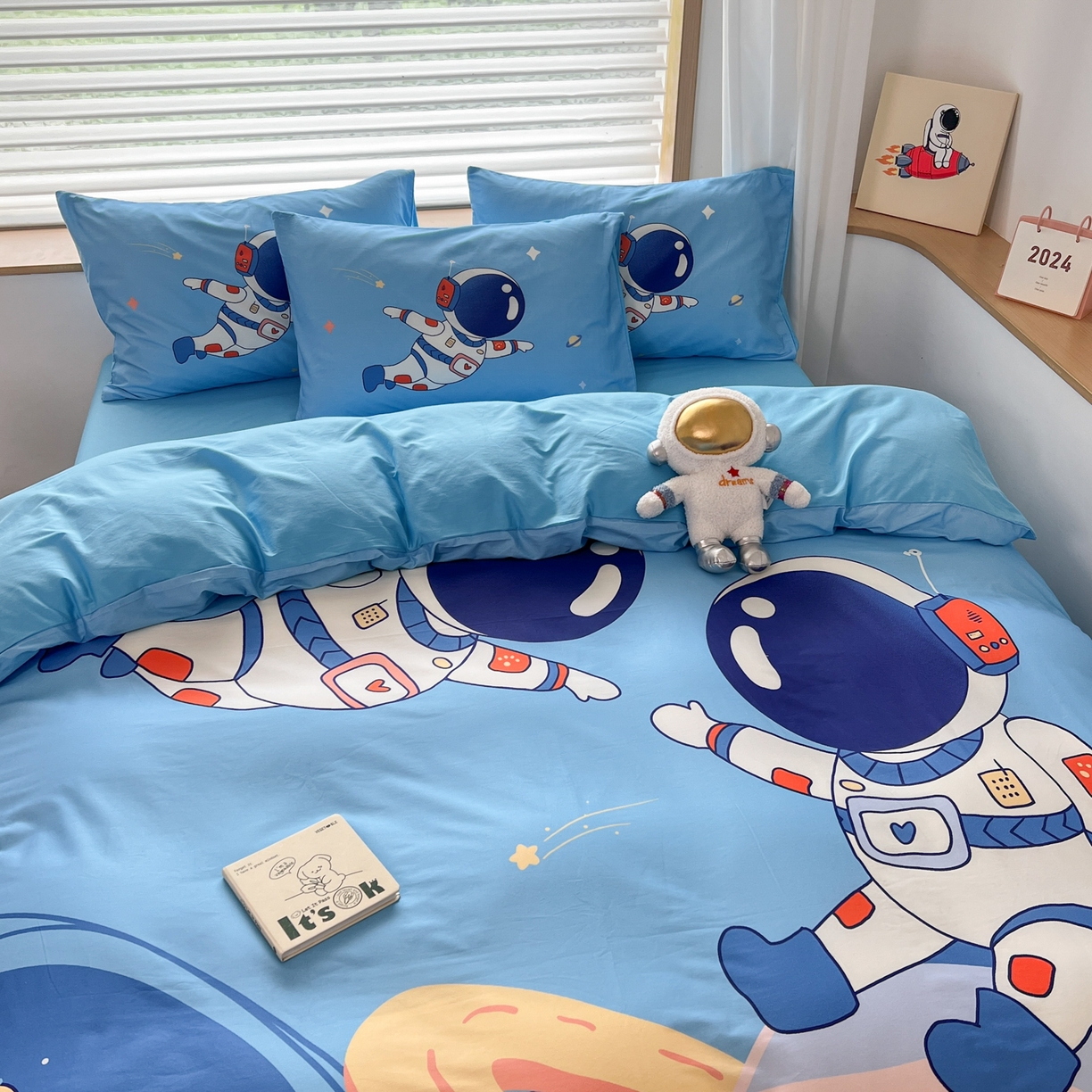 91家纺网 家纺一手货源 找家纺 孩子王 2025新款亲肤活性大版纯棉专版太空人卡通学生儿童宿舍四件套系列 遨游太空