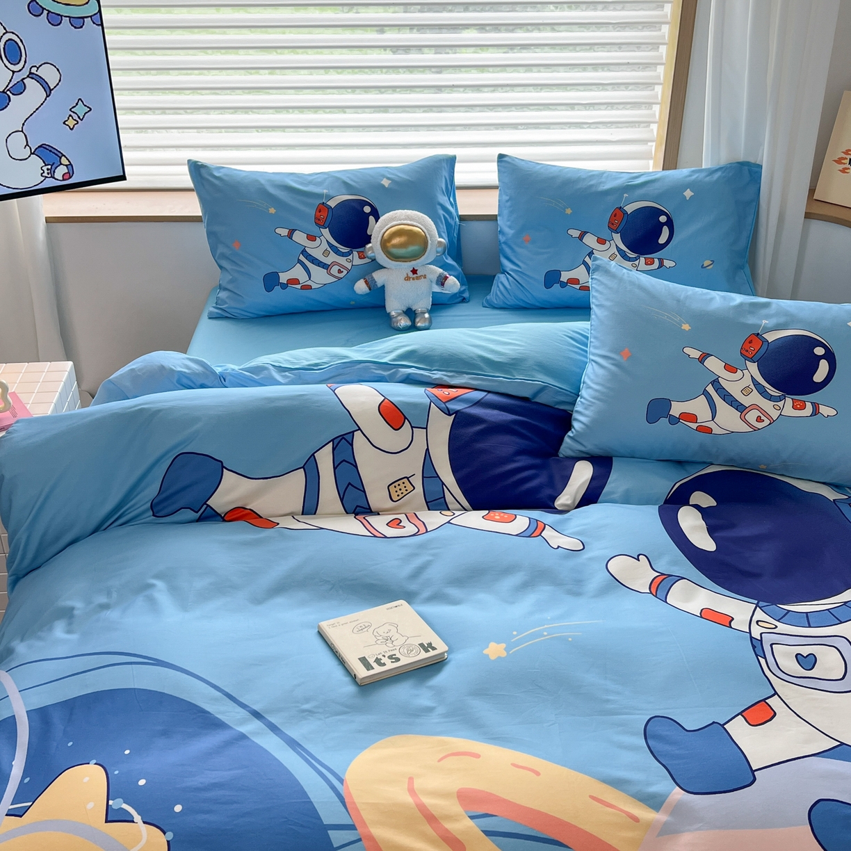 91家纺网 家纺一手货源 找家纺 孩子王 2025新款亲肤活性大版纯棉专版太空人卡通学生儿童宿舍四件套系列 遨游太空