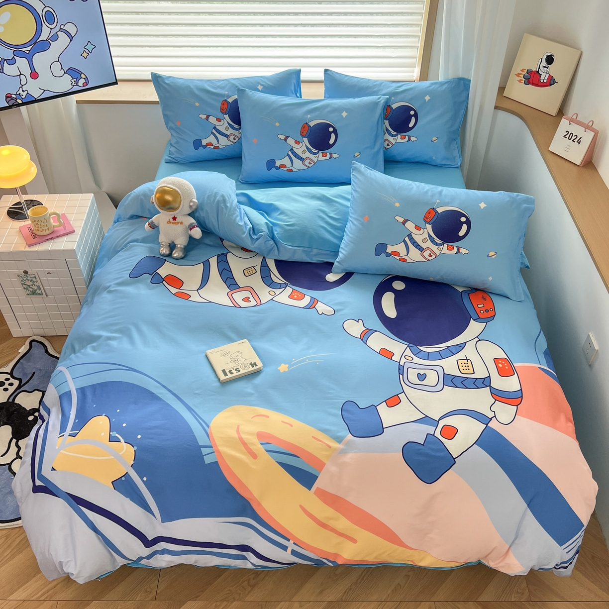 91家纺网 家纺一手货源 找家纺 孩子王 2025新款亲肤活性大版纯棉专版太空人卡通学生儿童宿舍四件套系列 遨游太空