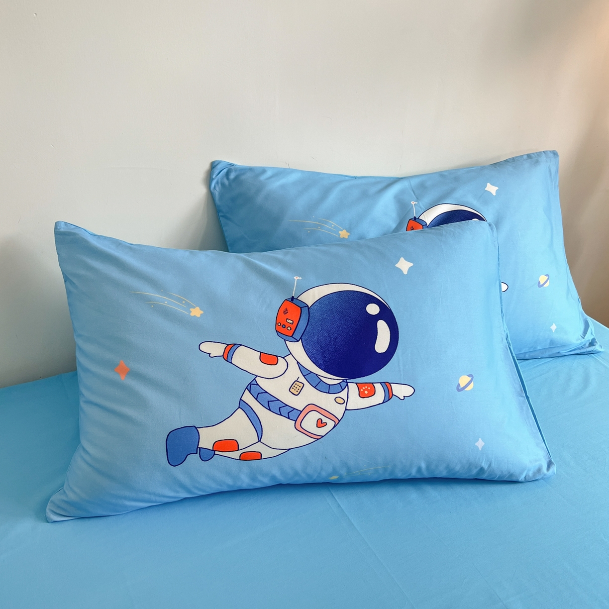 91家纺网 家纺一手货源 找家纺 孩子王 2025新款亲肤活性大版纯棉专版太空人卡通学生儿童宿舍四件套系列 遨游太空