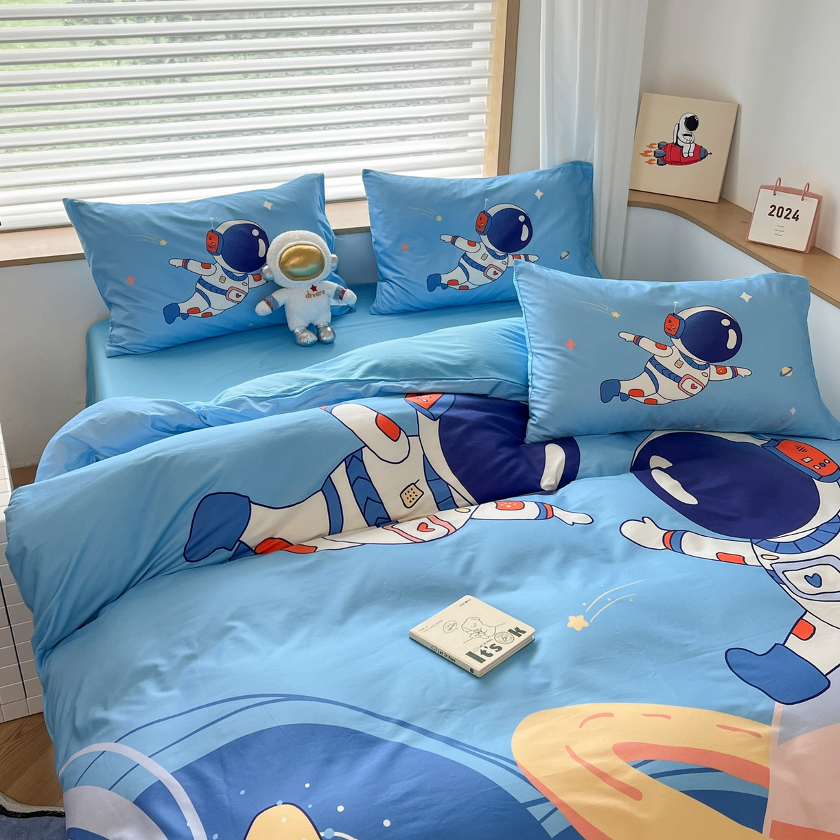 91家纺网 家纺一手货源 找家纺 孩子王 2025新款亲肤活性大版纯棉专版太空人卡通学生儿童宿舍四件套系列 遨游太空