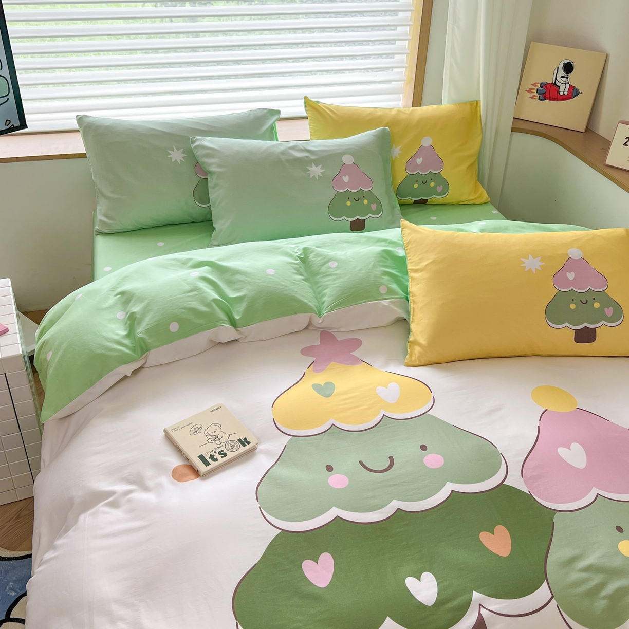 91家纺网 家纺一手货源 找家纺 孩子王 2025新款亲肤活性大版纯棉专版太空人卡通学生儿童宿舍四件套系列 发财树