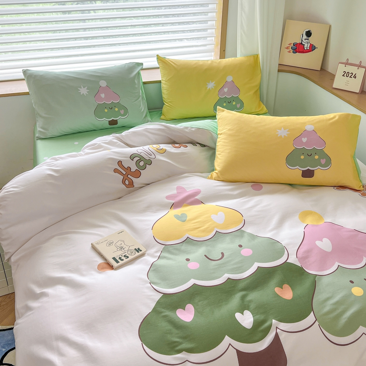 91家纺网 家纺一手货源 找家纺 孩子王 2025新款亲肤活性大版纯棉专版太空人卡通学生儿童宿舍四件套系列 发财树