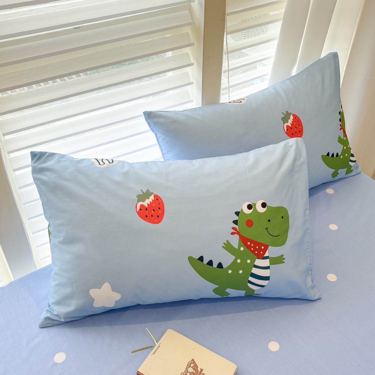 91家纺网 家纺一手货源 找家纺 孩子王家纺 2026新款卡通活性亲全棉纯棉专版太空人恐龙系列四件套 恐龙的早安