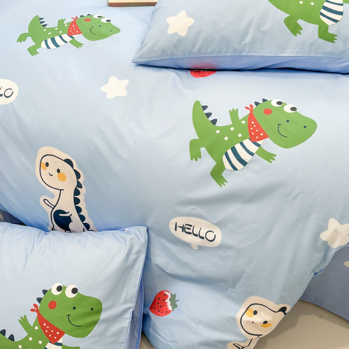 91家纺网 家纺一手货源 找家纺 孩子王家纺 2026新款卡通活性亲全棉纯棉专版太空人恐龙系列四件套 恐龙的早安